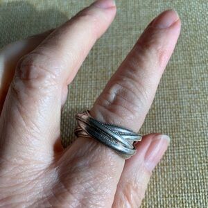 Silver tone figit ring. Size 8